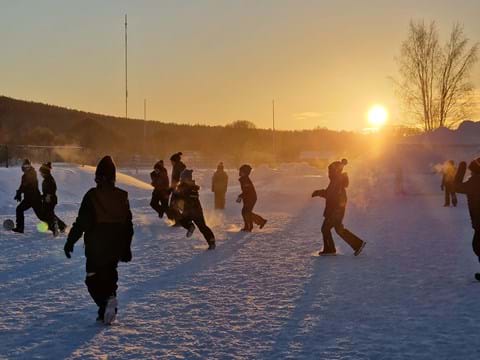 barn som spelar boll utomhus på vintern